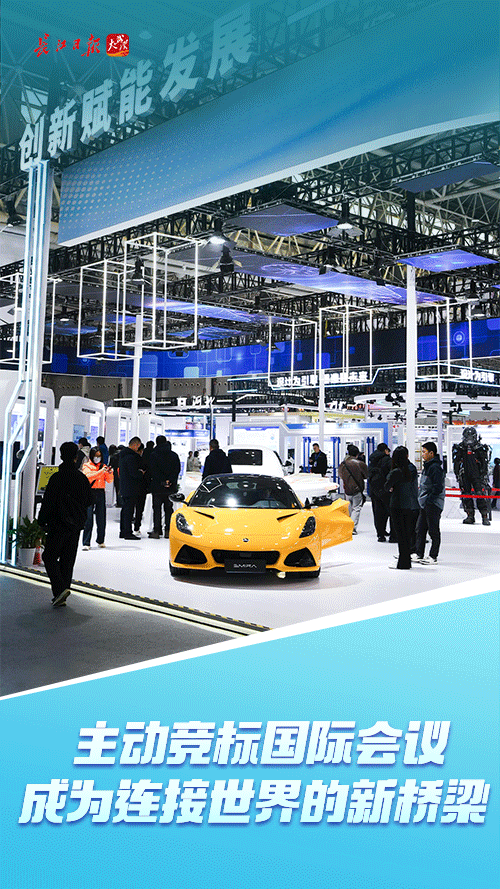 为啥这么急？外国客商拖着行李箱直奔武汉会场