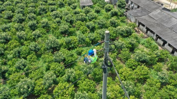 漓江线缆杆塔迁建改造完成首缆拆除