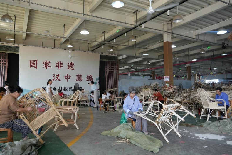 从“不敢说”到“必须做下去”：陈良顺与藤编的四十年