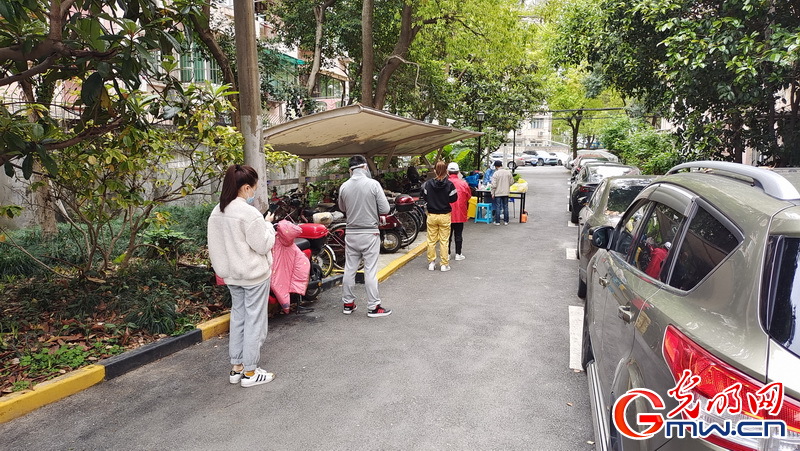 【组图】“守沪者联盟”丨探访上海抗疫一线：全市日检测能力近500万管