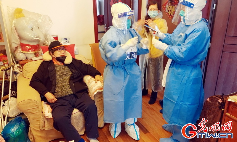 【组图】“守沪者联盟”丨探访上海抗疫一线：全市日检测能力近500万管