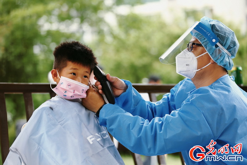 【组图】“守沪者联盟”丨探访上海抗疫一线：志愿者变身Tony为居民理发