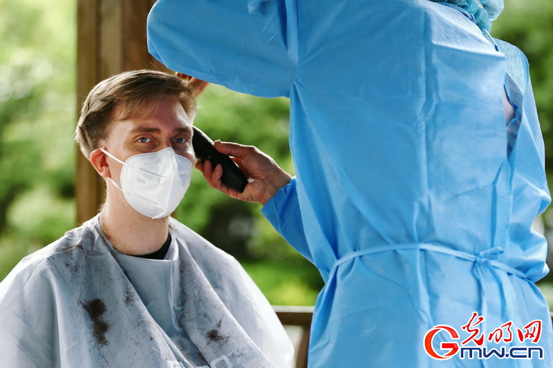 【组图】“守沪者联盟”丨探访上海抗疫一线：志愿者变身Tony为居民理发