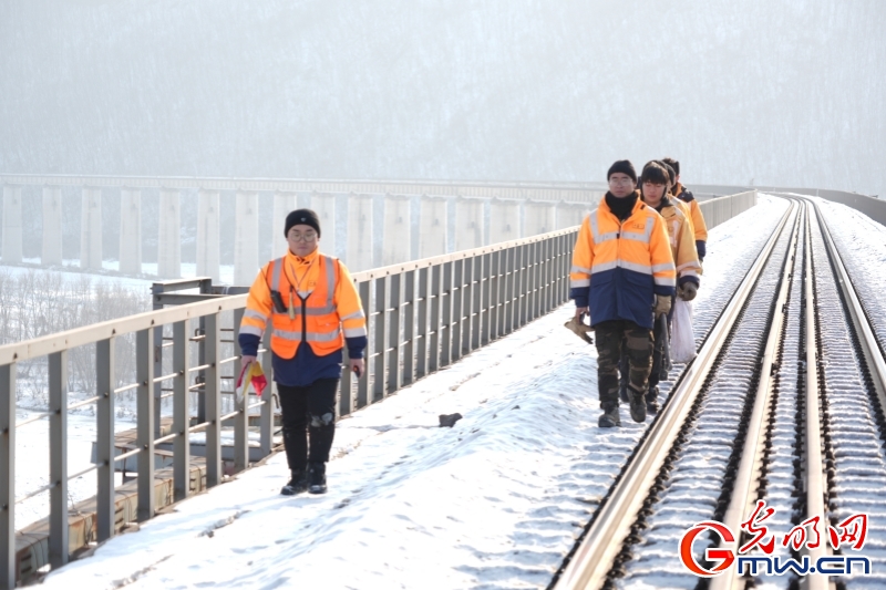 2025春运进行时丨00后“云端”守护者上线 畅通大山百姓出行路