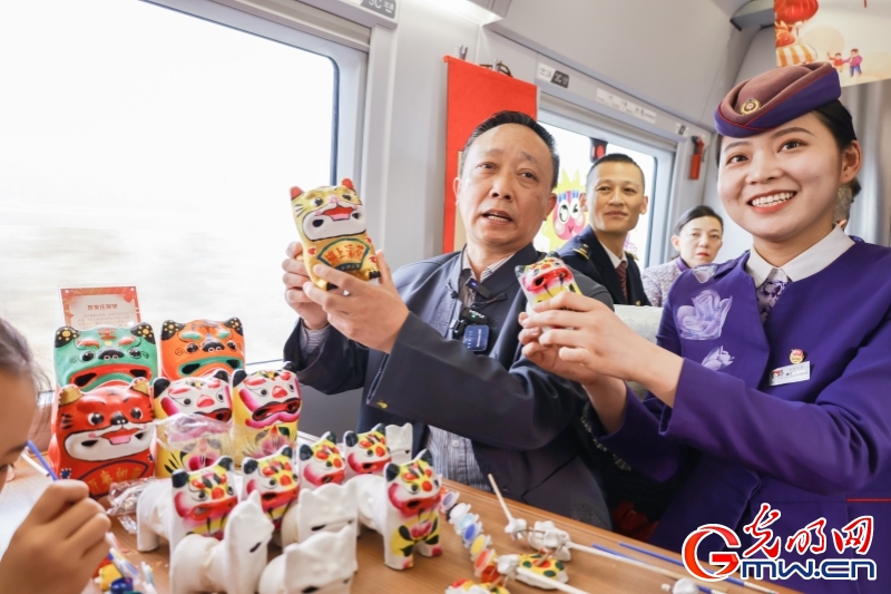 2025春运进行时丨乘坐高铁感受年味旅途 流动车厢展现非遗之美
