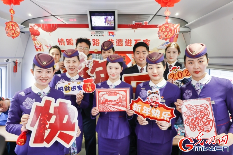 2025春运进行时丨乘坐高铁感受年味旅途 流动车厢展现非遗之美
