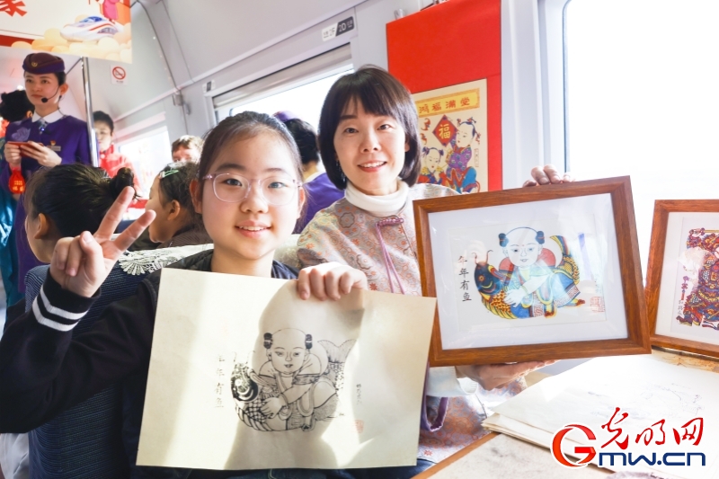 2025春运进行时丨乘坐高铁感受年味旅途 流动车厢展现非遗之美