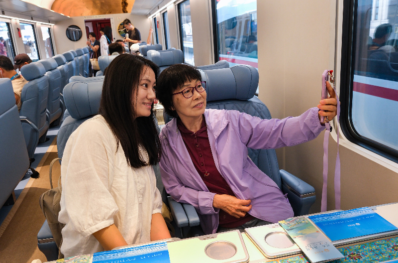 京津冀首列“星光·燕赵号”观光旅游列车开行