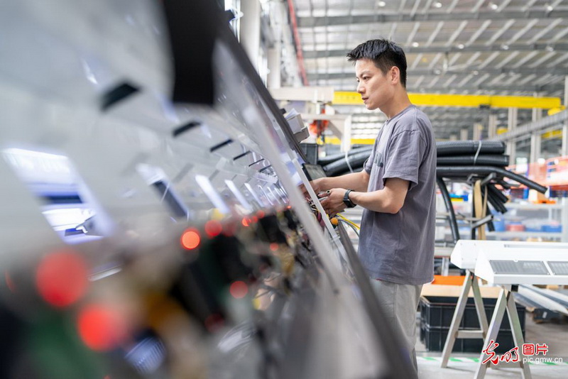 经济光明论丨2025年上半年地区经济运行呈现五大亮点 经济光明论丨2025年上半年地区经济运行呈现五大亮点