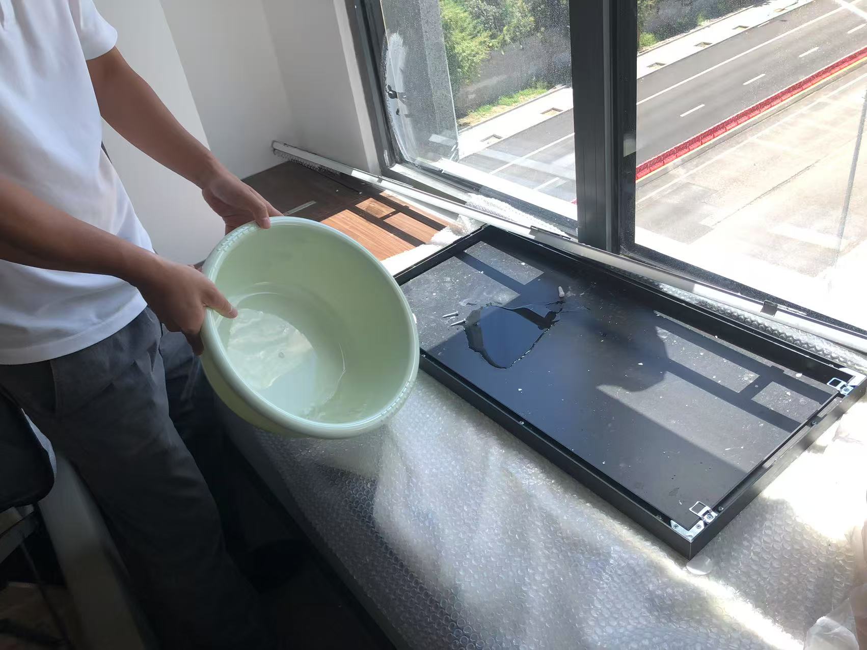 刚入住的新小区 大雨后怎么漏成这样？