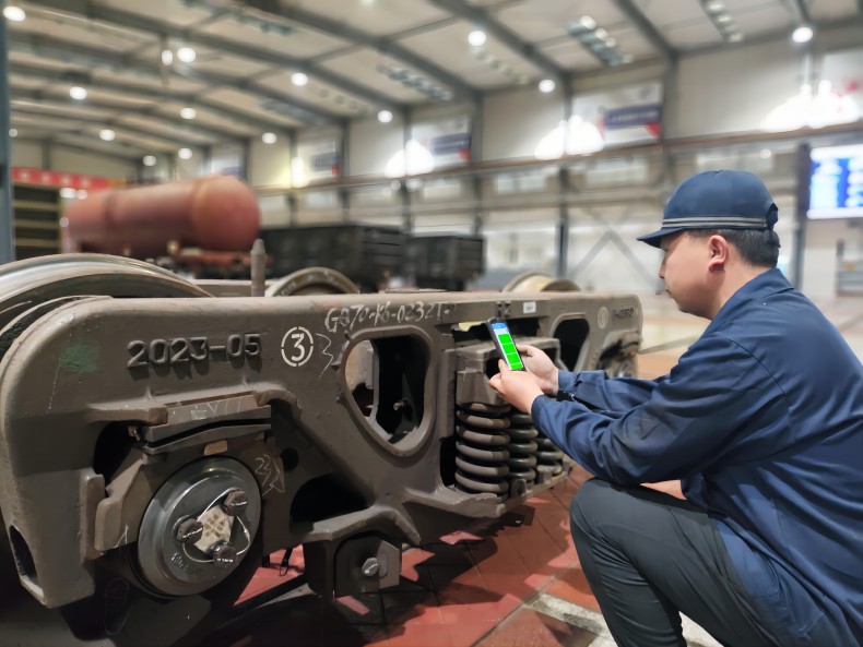 国铁南昌局:“质检卫士”守护铁路货车安全 国铁南昌局:“质检卫士”守护铁路货车安全