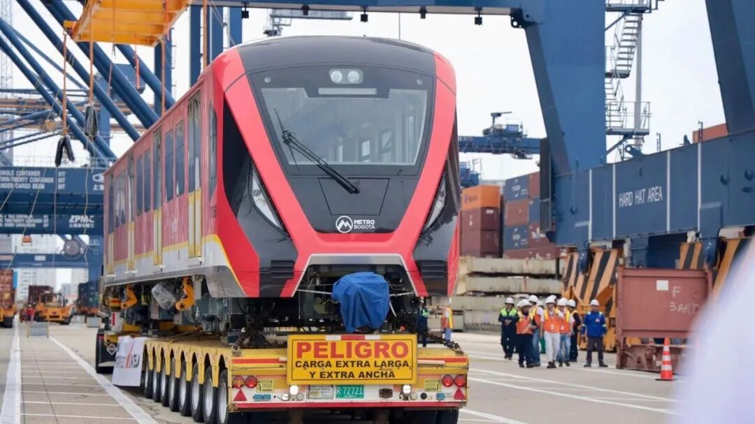 中国外运助力哥伦比亚首都地铁一号线首列列车成功运抵