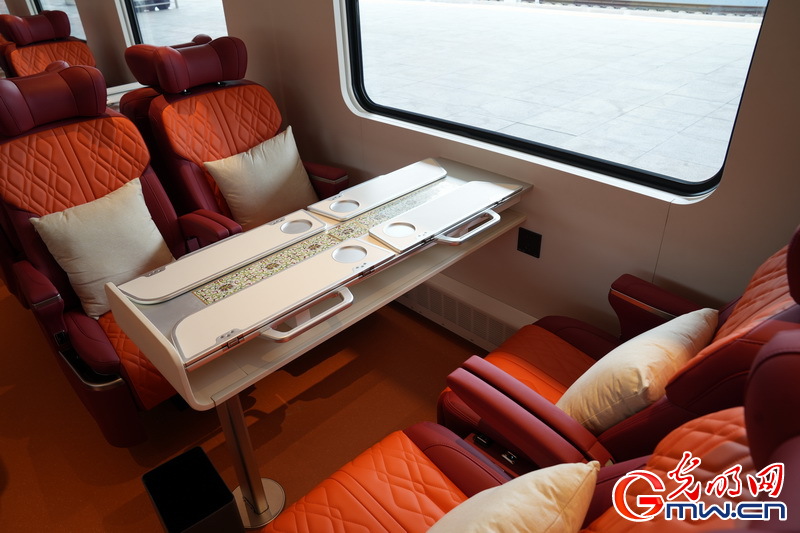 驶向碧海金沙的浪漫之旅 “星光·燕赵号”十一再启程 驶向碧海金沙的浪漫之旅 “星光·燕赵号”十一再启程