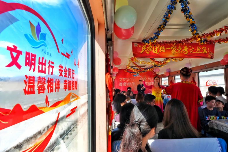 “铁字号”产业链铺就乡村振兴“快车道” “铁字号”产业链铺就乡村振兴“快车道”