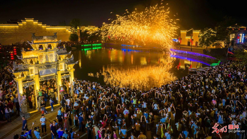 经济V观察丨假期旅游乘数效应充分释放:以旅游之旺 促消费之兴 经济V观察丨假期旅游乘数效应充分释放:以旅游之旺 促消费之兴