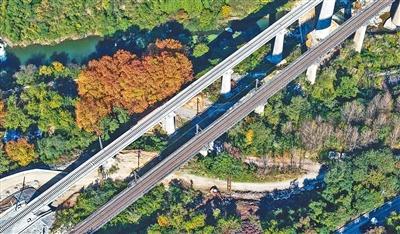 前10月全国铁路完成固定资产投资同比增5.7%