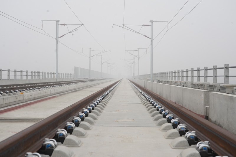 京港高铁雄商段正线铺轨顺利完成