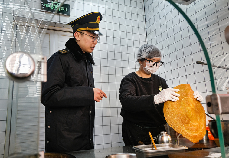 严把旅客舌尖上的食品安全