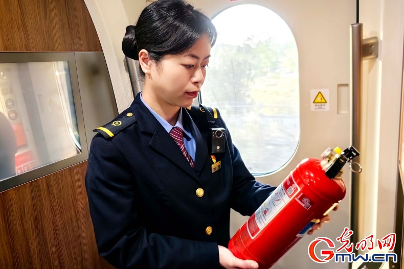 2026春运进行时丨铁轨映初心:记三位女车长的春运守护 2026春运进行时丨铁轨映初心:记三位女车长的春运守护