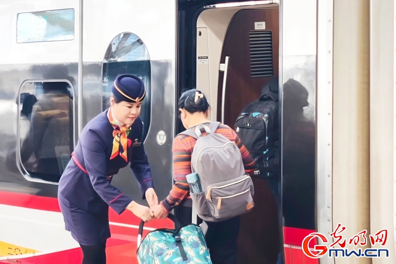 2026春运进行时丨铁轨映初心:记三位女车长的春运守护 2026春运进行时丨铁轨映初心:记三位女车长的春运守护