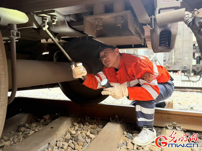 2026春运进行时丨“跑闸”10公里 铁路“体检师”的春运“守护者”日记