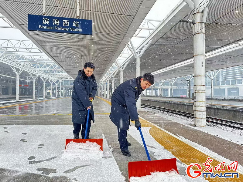 风雪无阻保畅通 京津冀铁路全力应对降雪天气