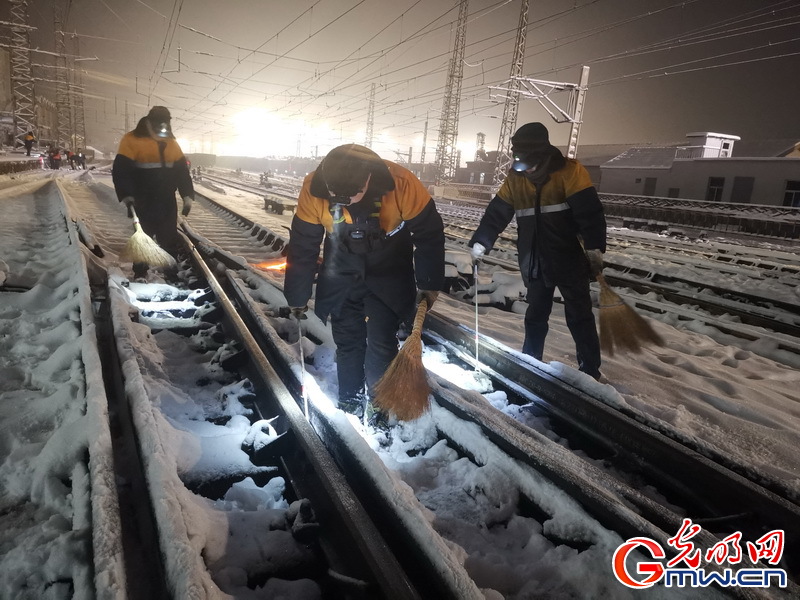 风雪无阻保畅通 京津冀铁路全力应对降雪天气