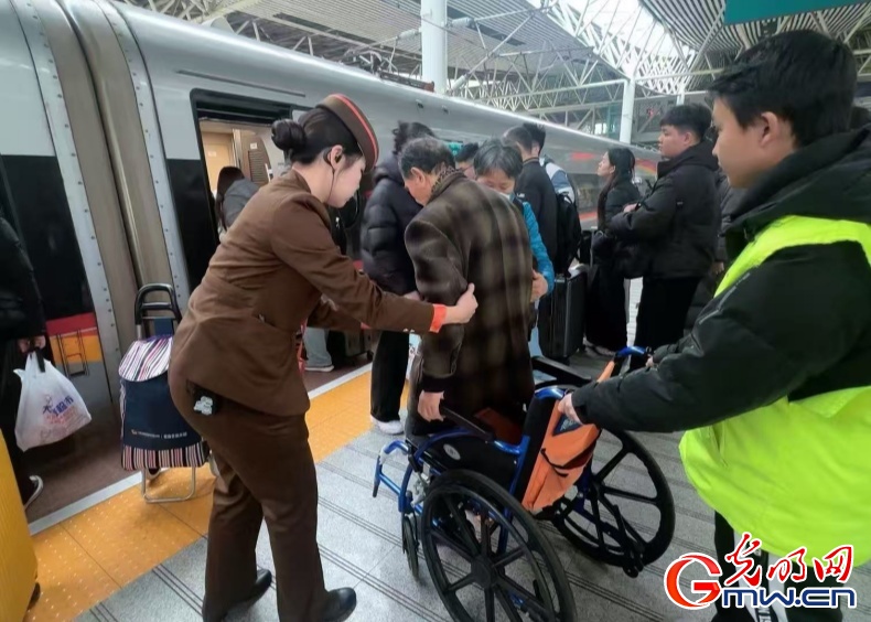 2026春运进行时丨G1156次复兴号高铁上的温暖“摆渡”