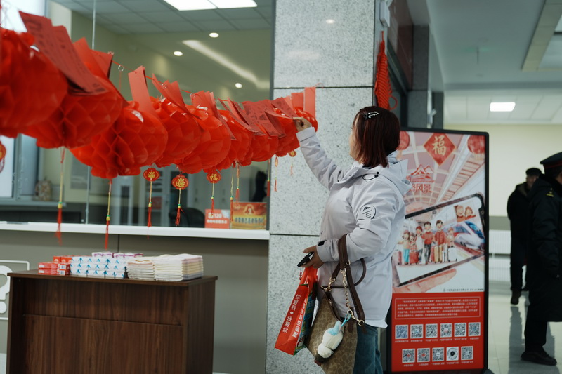 元宵暖归途 温情满旅途