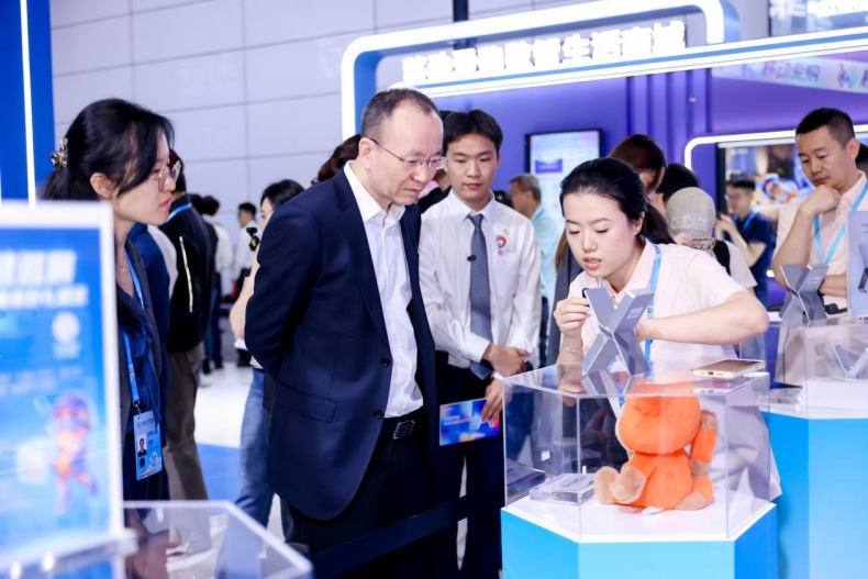 聚焦峰会现场！中国移动“通算智”三块拼图解锁数智新动力