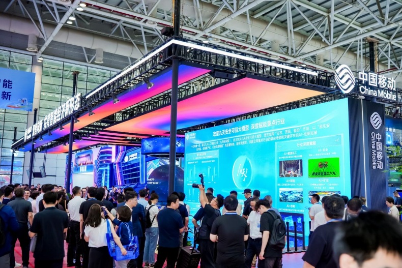 聚焦峰会现场！中国移动“通算智”三块拼图解锁数智新动力