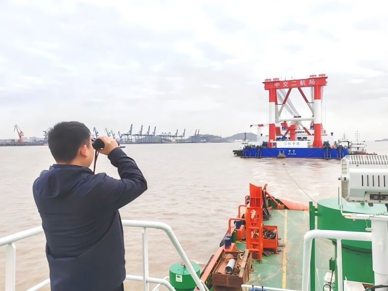 中国外运护送“水中大力士”过桥记