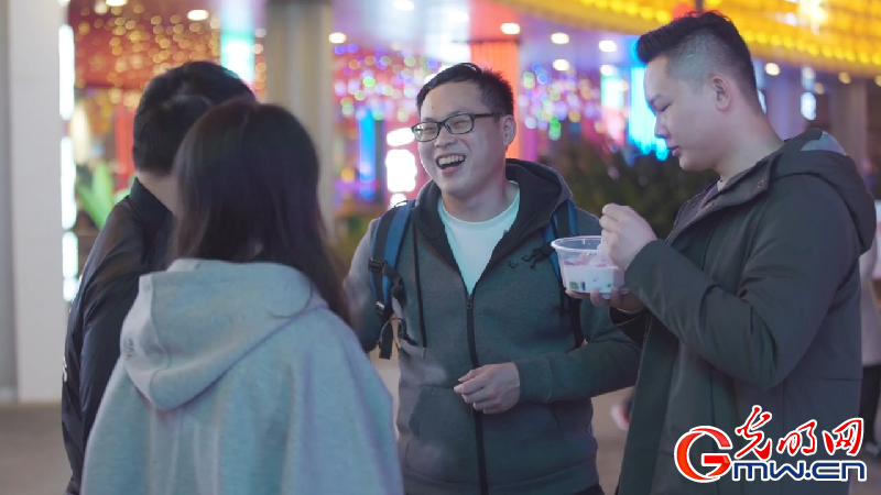 【成长之路·融荣与共】VLOG丨台湾青年廖劭桓：在大陆逛夜市是一种什么体验？