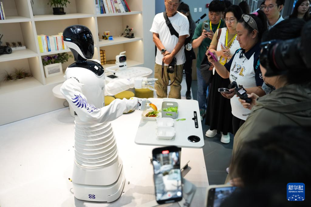 在北京经开区感受机器人产业创新发展