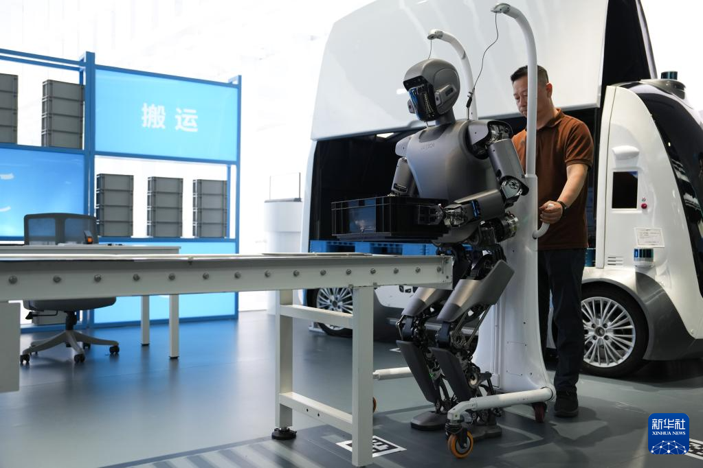 在北京经开区感受机器人产业创新发展