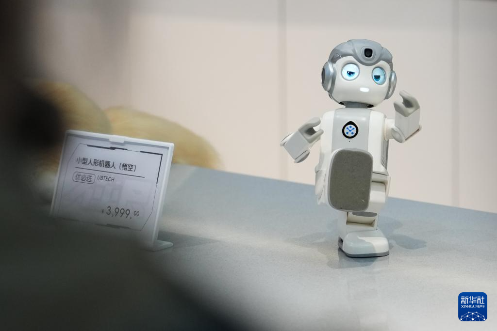 在北京经开区感受机器人产业创新发展