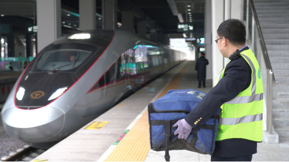 沈白高铁助力“双11”网购高峰期快件运输 沈白高铁助力“双11”网购高峰期快件运输