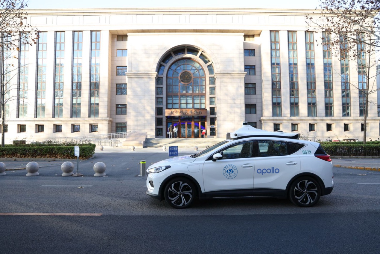 百度Apollo向北航捐赠自动驾驶车辆 深化产学研融合助力科技自强