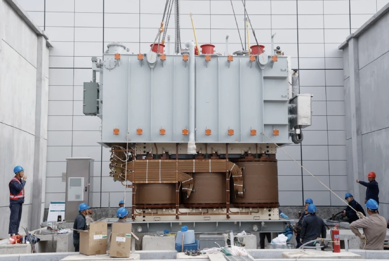 福建安溪：顺利完成110千伏尚卿变主变吊罩工作