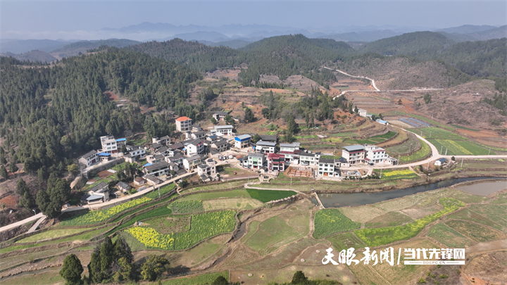 带着全村人创新创业 让“空壳村”奔“亿元村”|一位硕士“猪倌”的兴农路 岑巩县大有镇塔山村一角。吴祥华 摄.png