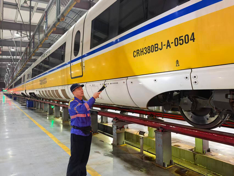 2026春运进行时丨高寒高铁“智驾”背后的“绘图师” 2026春运进行时丨高寒高铁“智驾”背后的“绘图师”