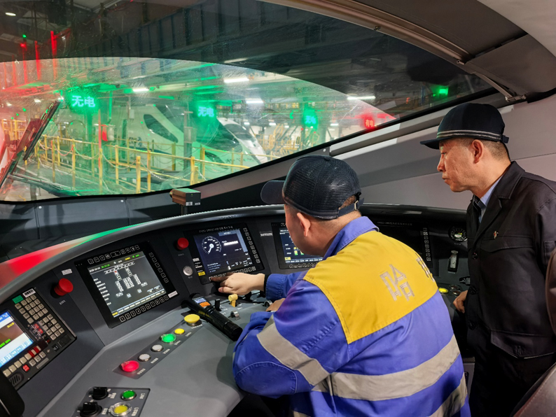 2026春运进行时丨高寒高铁“智驾”背后的“绘图师” 2026春运进行时丨高寒高铁“智驾”背后的“绘图师”