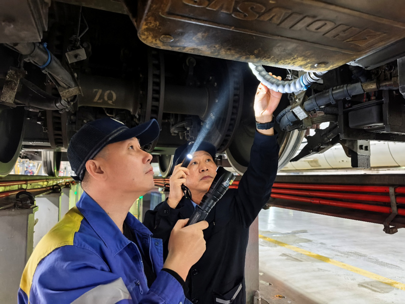 2026春运进行时丨高寒高铁“智驾”背后的“绘图师” 2026春运进行时丨高寒高铁“智驾”背后的“绘图师”