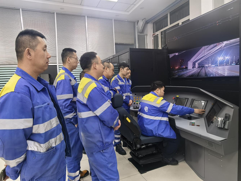 2026春运进行时丨高寒高铁“智驾”背后的“绘图师” 2026春运进行时丨高寒高铁“智驾”背后的“绘图师”